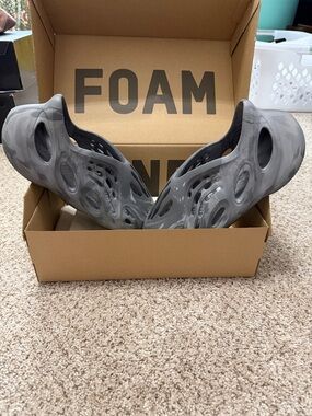Yeezy Foam Runner in Charcoal Gray